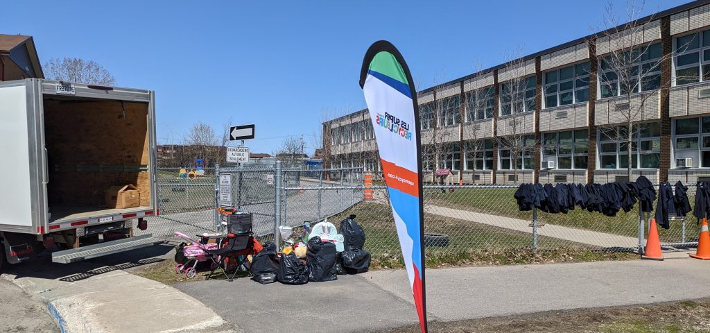 Hillcrest Academy collecte bi-annuel lors de la vente des uniformes. La collecte des Super Recycleurs est organisée par le comité de parents.