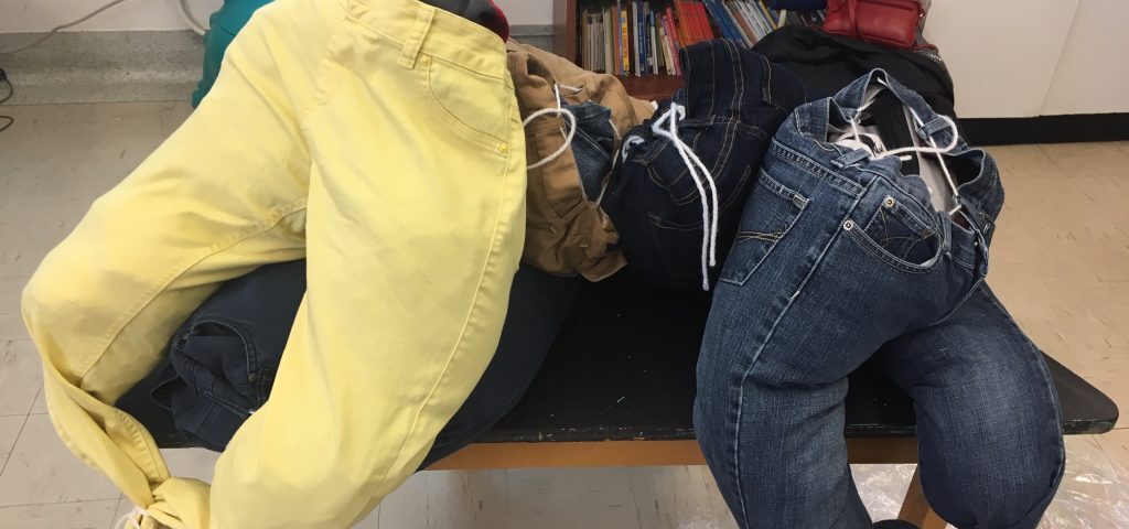 Dans la classe de Mme Fortin à l’école Wilfrid-Pelletier, les élèves ont appris comment transformer leurs pantalons en baluchons. #DéfiSuperRecycleurs 100% zéro-plastique!