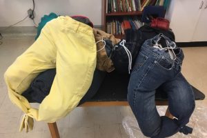 In Ms. Fortin's class at École Wilfrid-Pelletier, students learned how to transform their pants into bundles. #SuperRecyclersChallenge 100% plastic-free!!